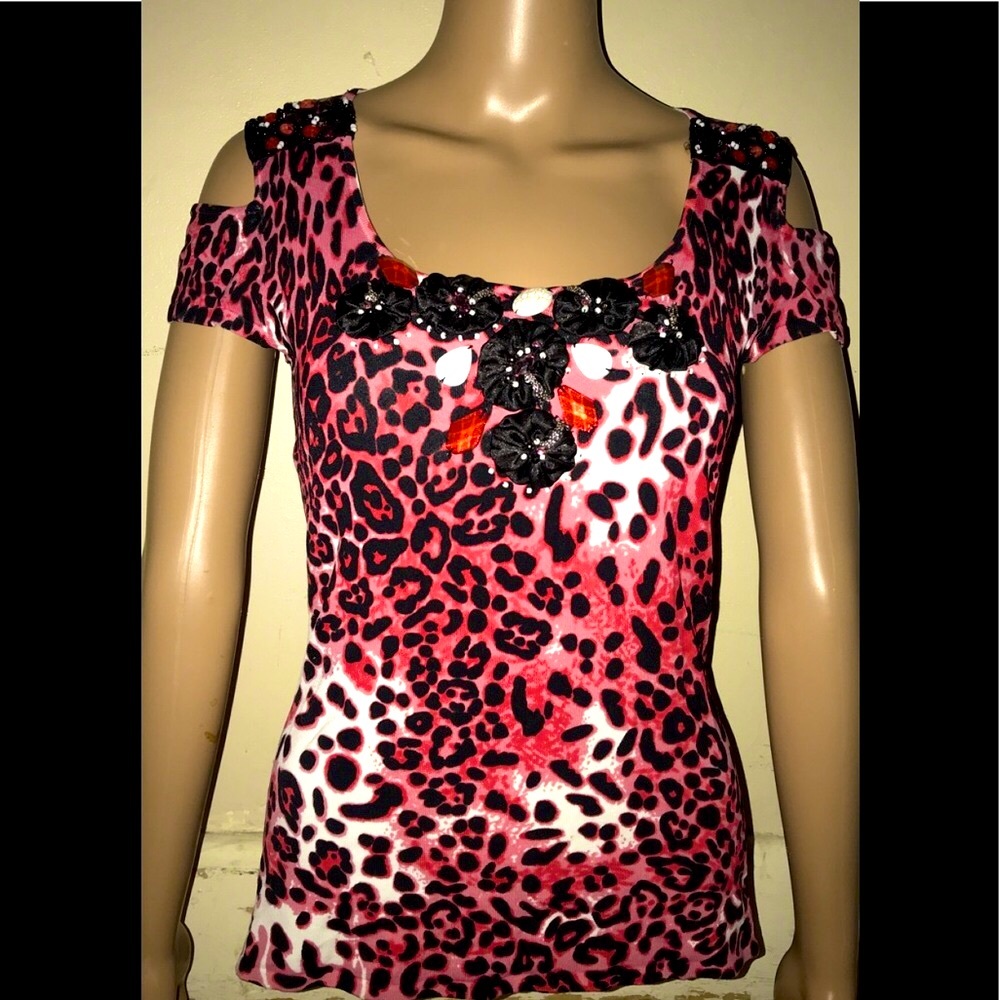 Leopard pink and black too with detailed design